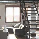 un loft avec une déco industriel