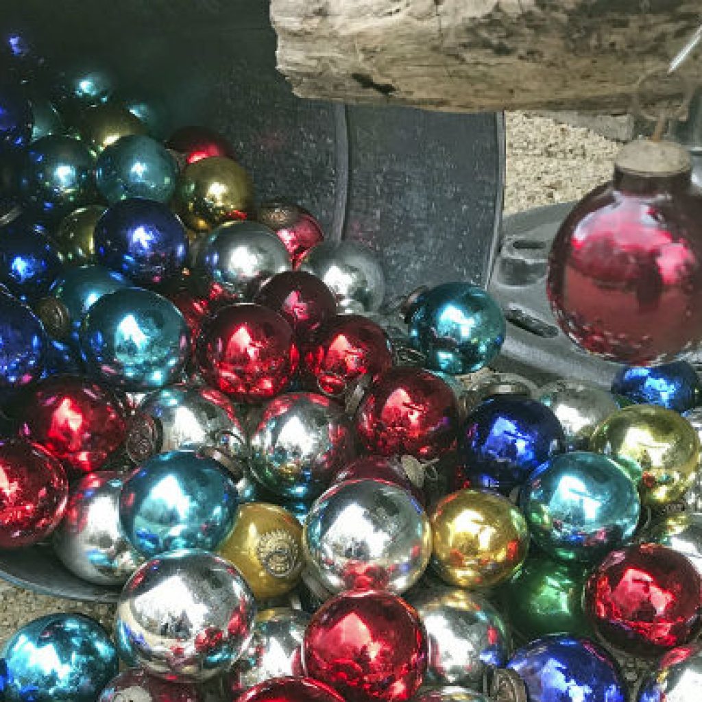 Décoration de Noël et boules en verre, différents couleurs