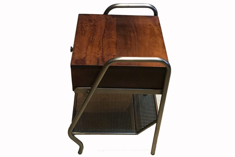 profil d'une table vintage , fabriquée en bois et métal